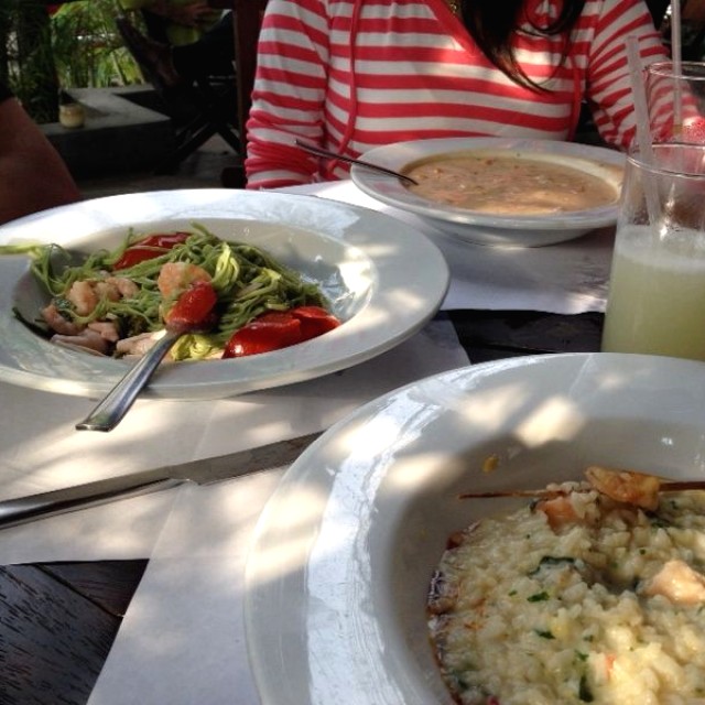 Risotto de camarones (pie de foto), linguini con tomate y camarones, chupe de camarones.