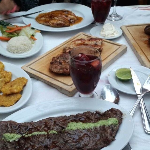 Falda de lomito, al fondo pollo a la naranja 