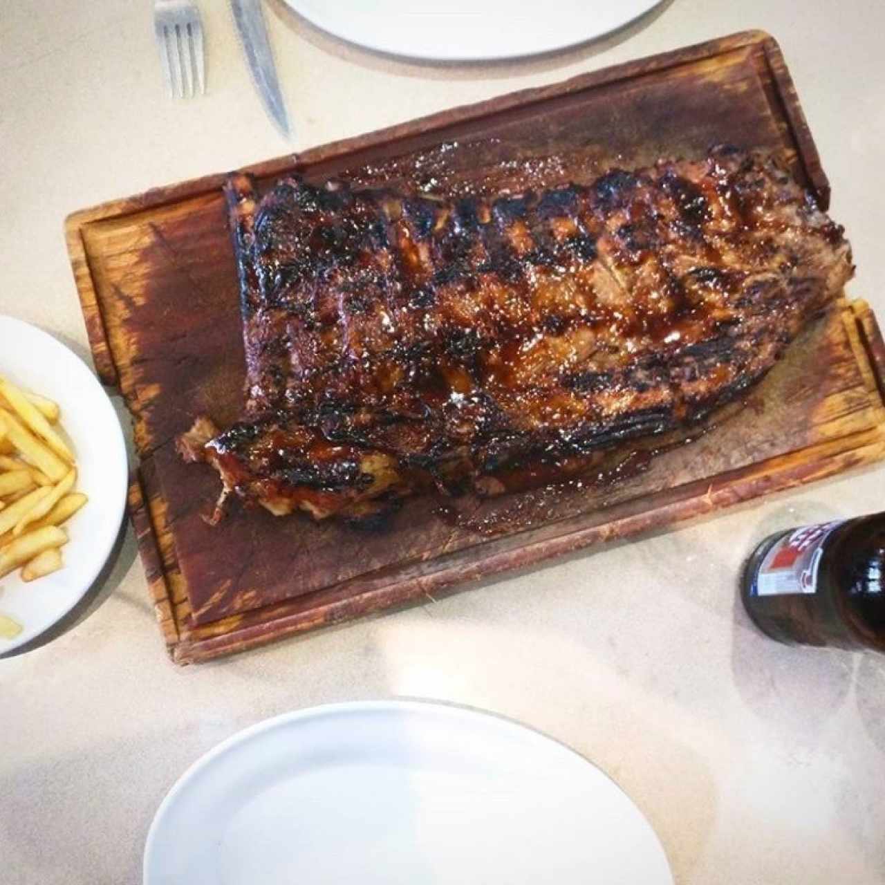 rack de costillas, papas fritas y una cerveza bien fria 