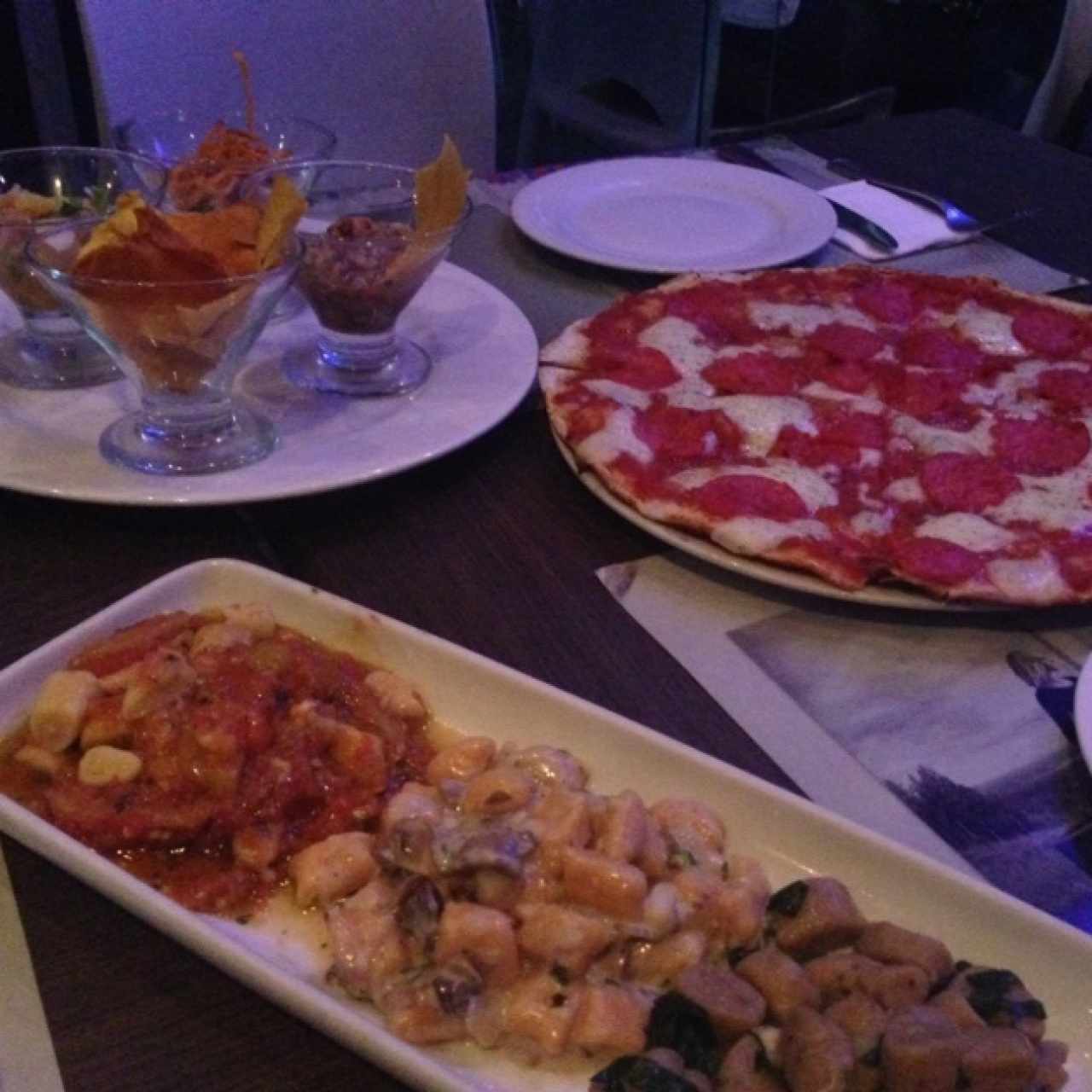 Trípticos de ceviche y de gnoquis, y pizza de pepperoni