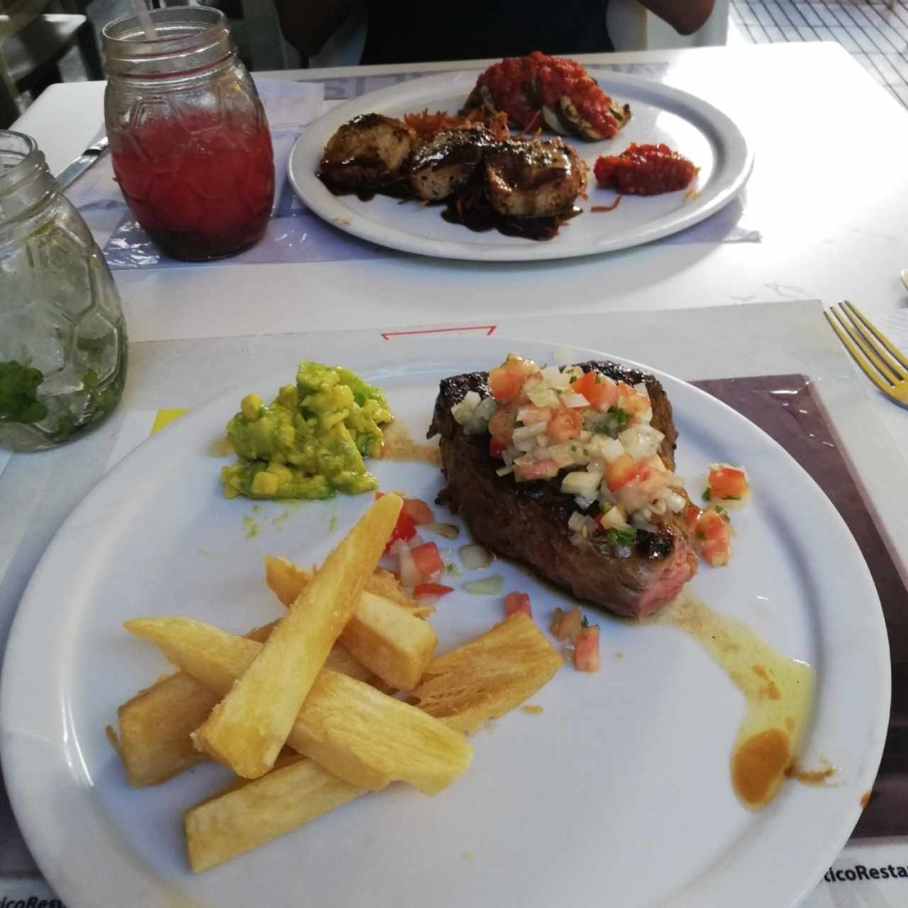 Atún Abrazado con Ratatouille y 300g de solomo pico de gallo, guacamole y yuca frita
