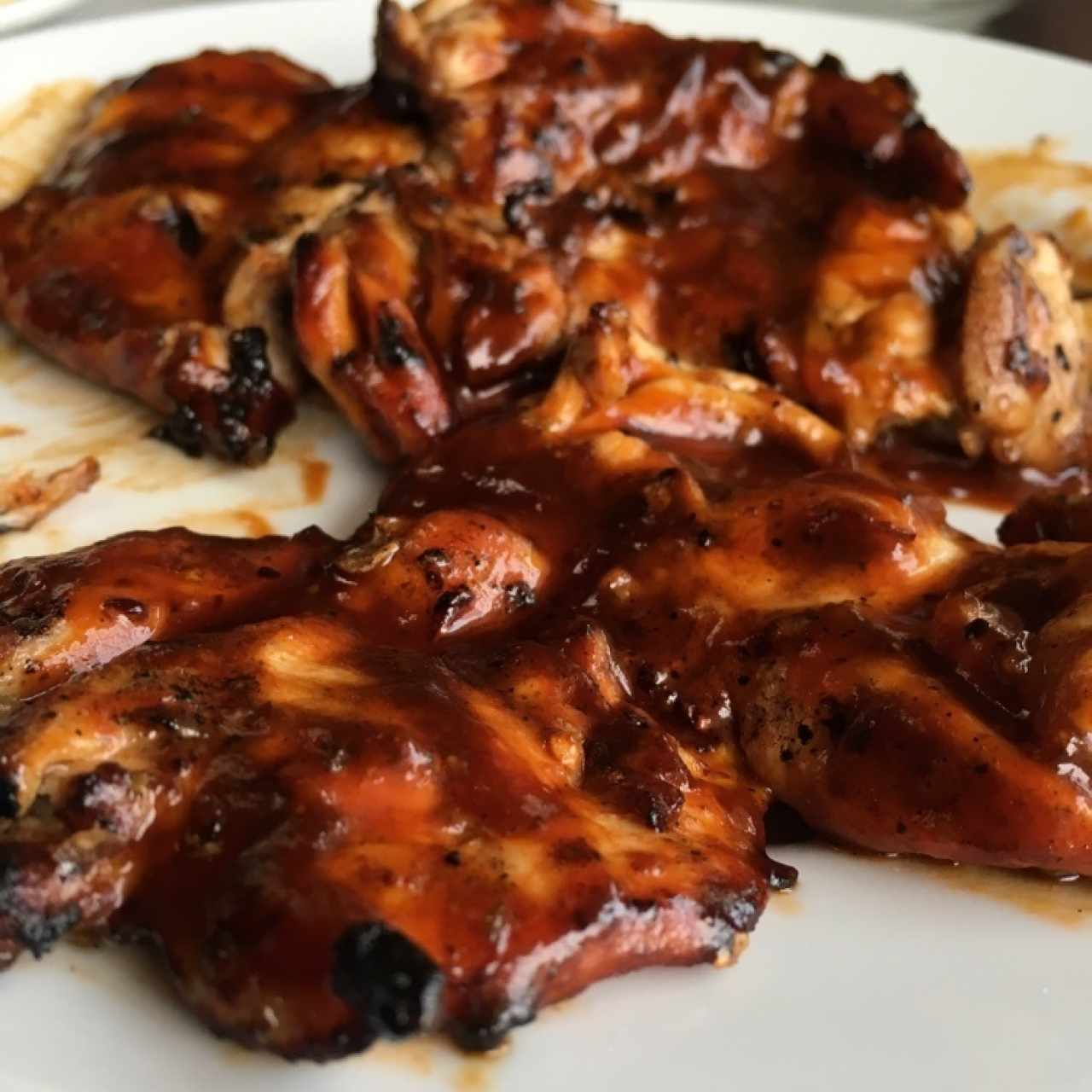 pollo deshuesado a la parrilla con salsa BBQ