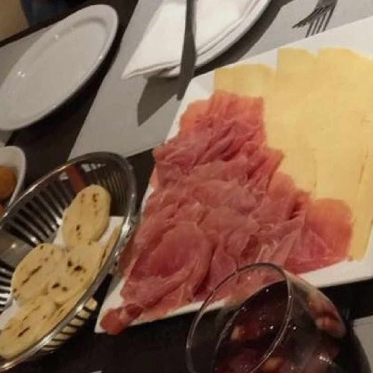arepitas asadas con queso manchego y jamon serrano 