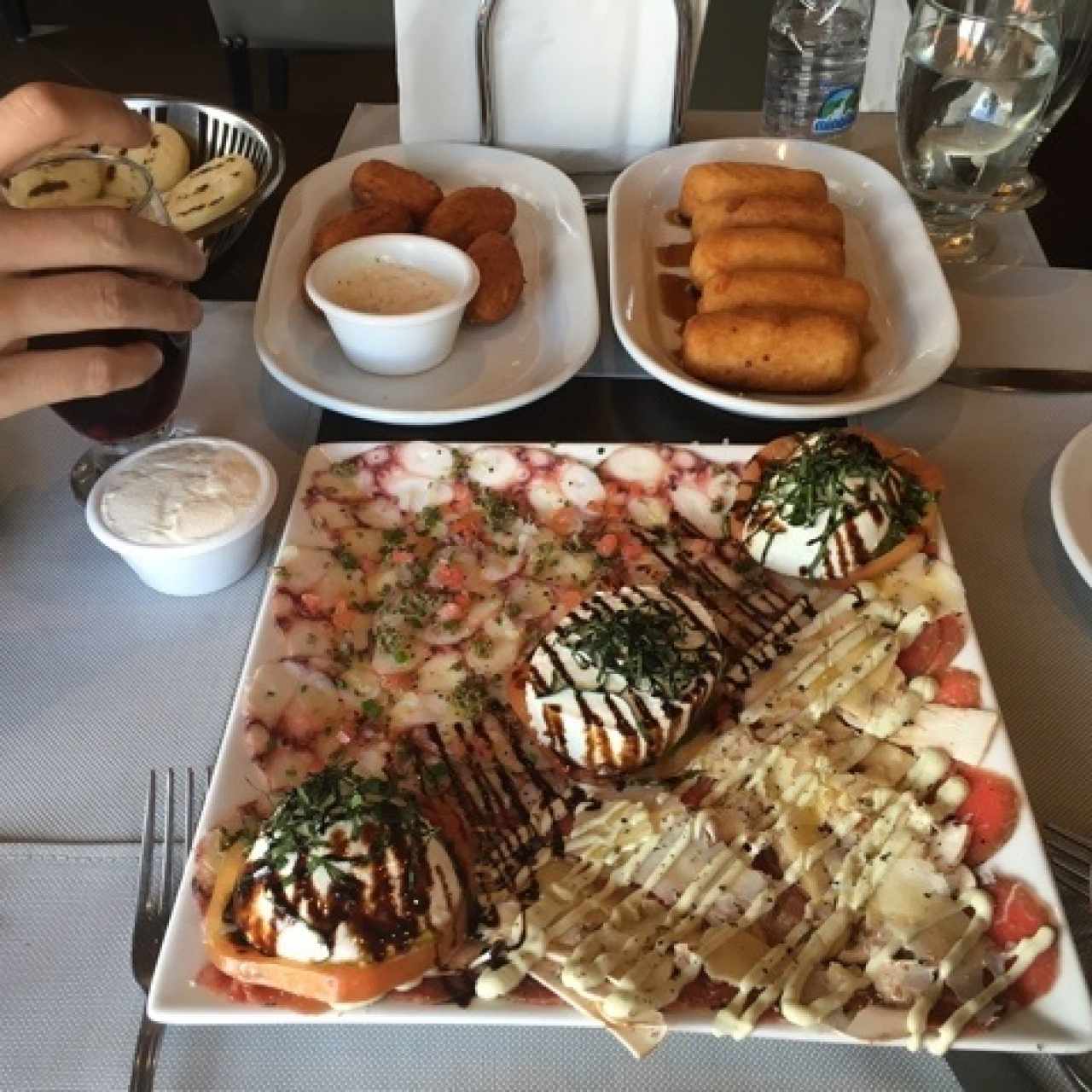 trio Barako, tequeños de Yuca, croquetas de mero