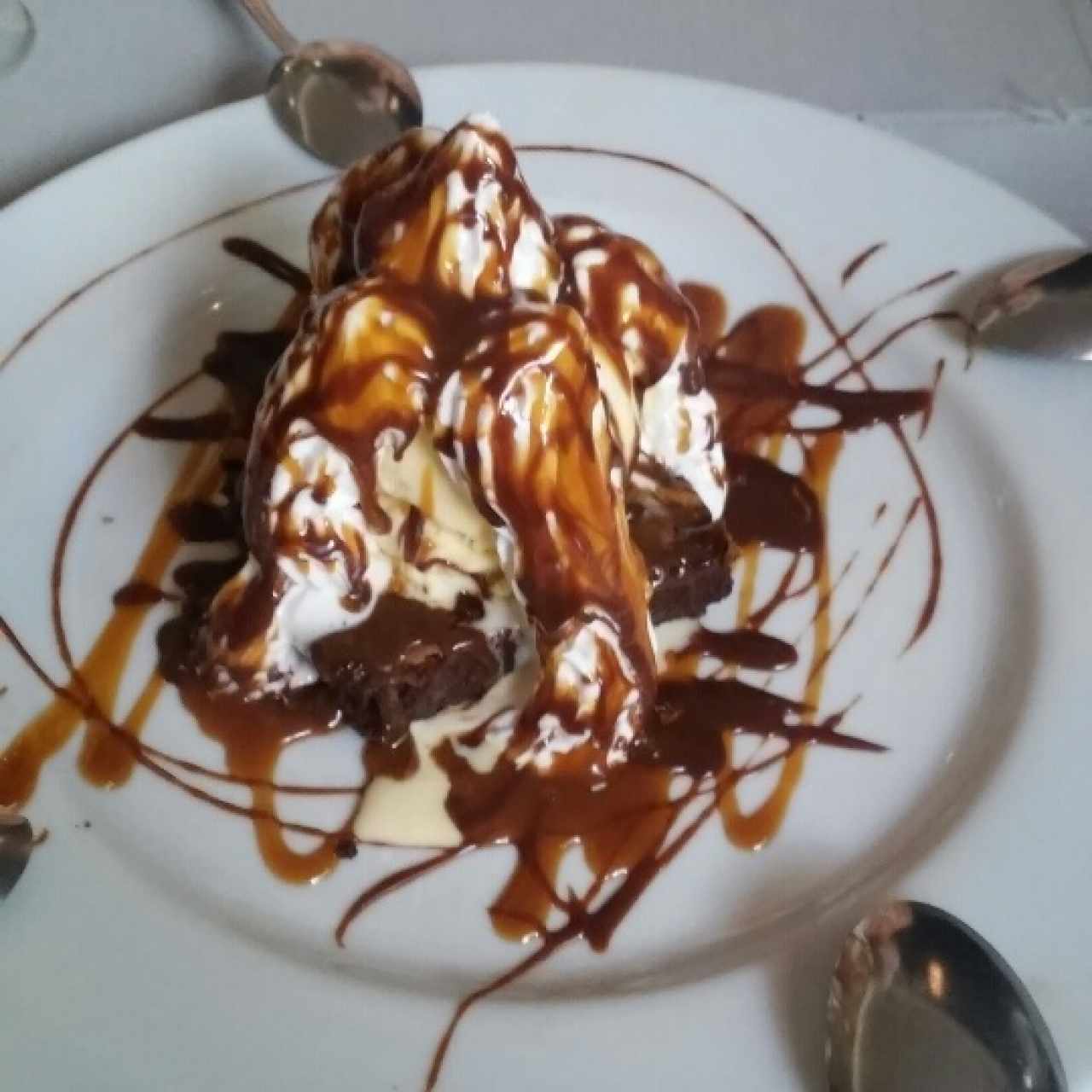 Brownie con helado