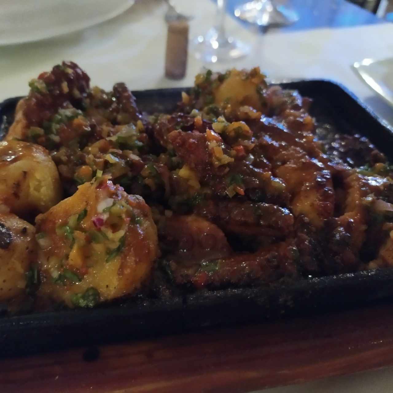 Pulpo a la brasa con papas y chimichurri