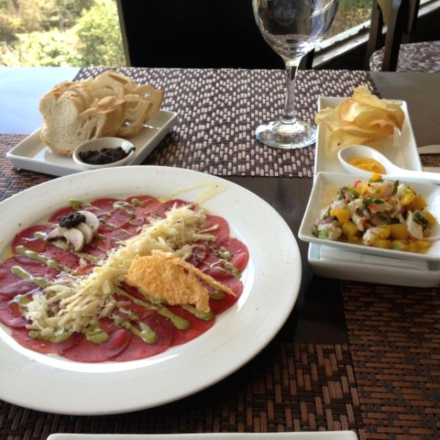 Carpaccio de lomito y ceviche de robalo.