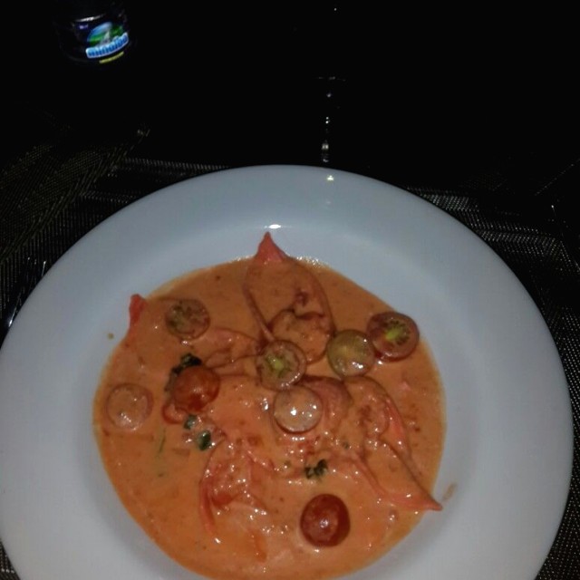 Tortellini de queso de cabra en crema de tomate con tomates cherry