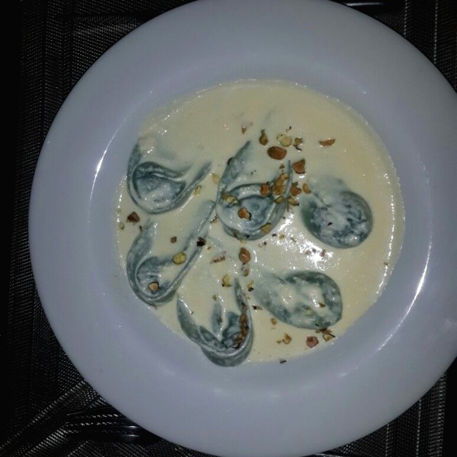 Tortellini de queso brie en crema de pistacho