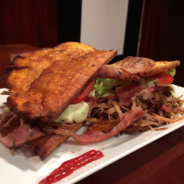 Patacón mixto de carne mechada y pernil