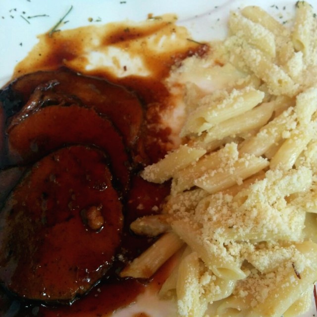 Asado Negro acompañado con pasta corta