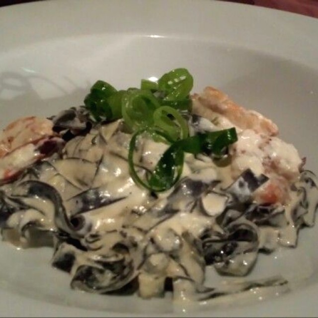 Fettuccini nero con langostino s