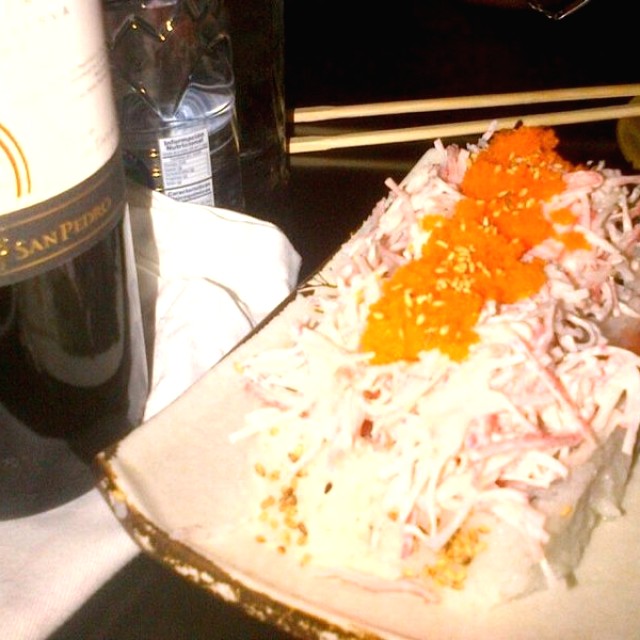 Roll de kani con topping dinamita y huevas de cangrejo