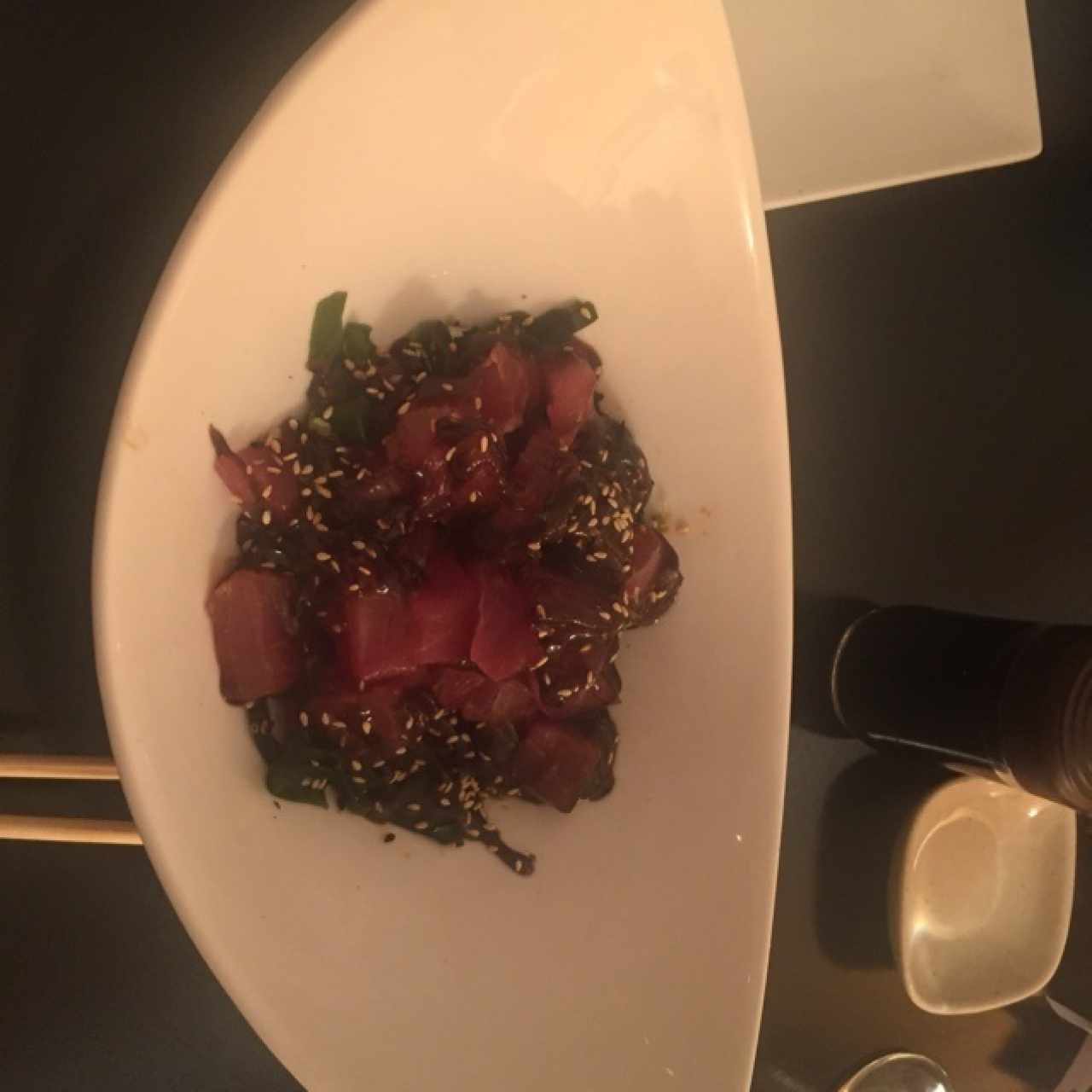 Ensalada Nuta. Atun con algas y salsa Ponzu