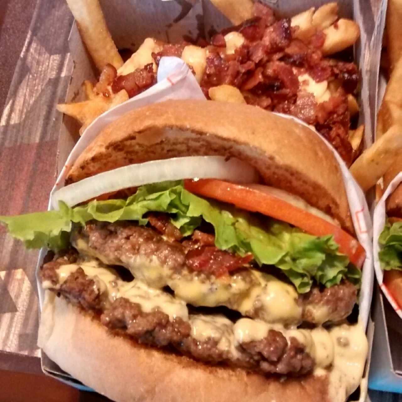 combo 2 con extra de queso y tocineta en hamburguesa y papas