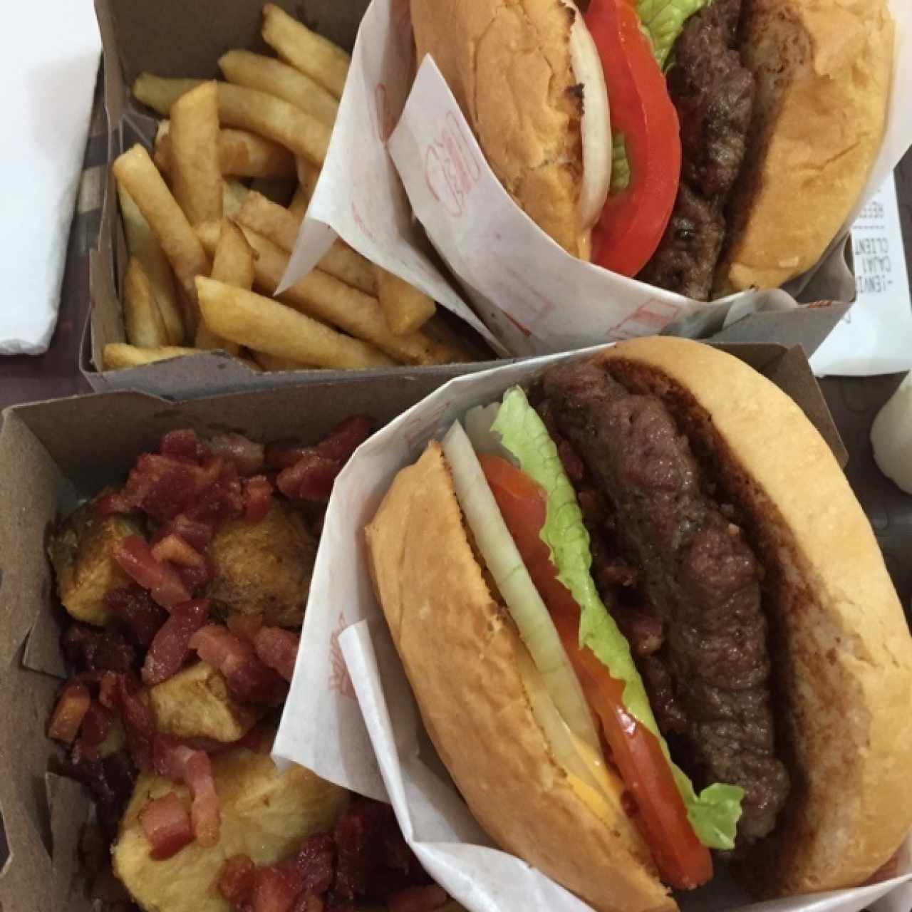 Hamburguesa sencilla, con extra de queso cheddar y tocineta. Las clásicas papas fritas y las fabulosas papas bravas, con topping de queso y tocineta