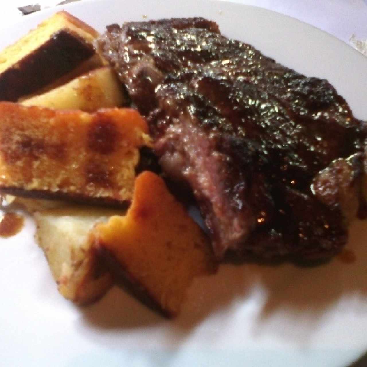 Churrasco de solomo con papas y batatas doradas