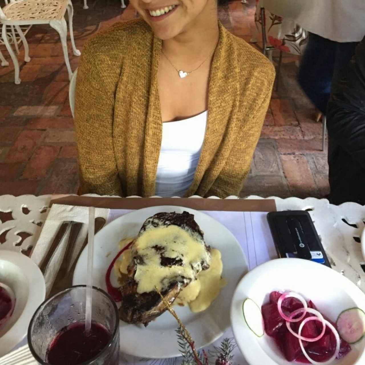 Churrasco y ensalada de remolacha