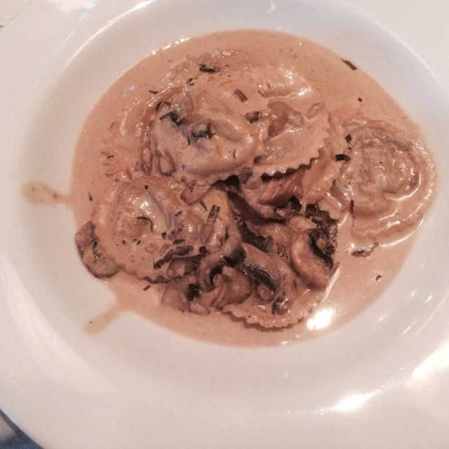 Raviolis de auyama con salsa fungi 